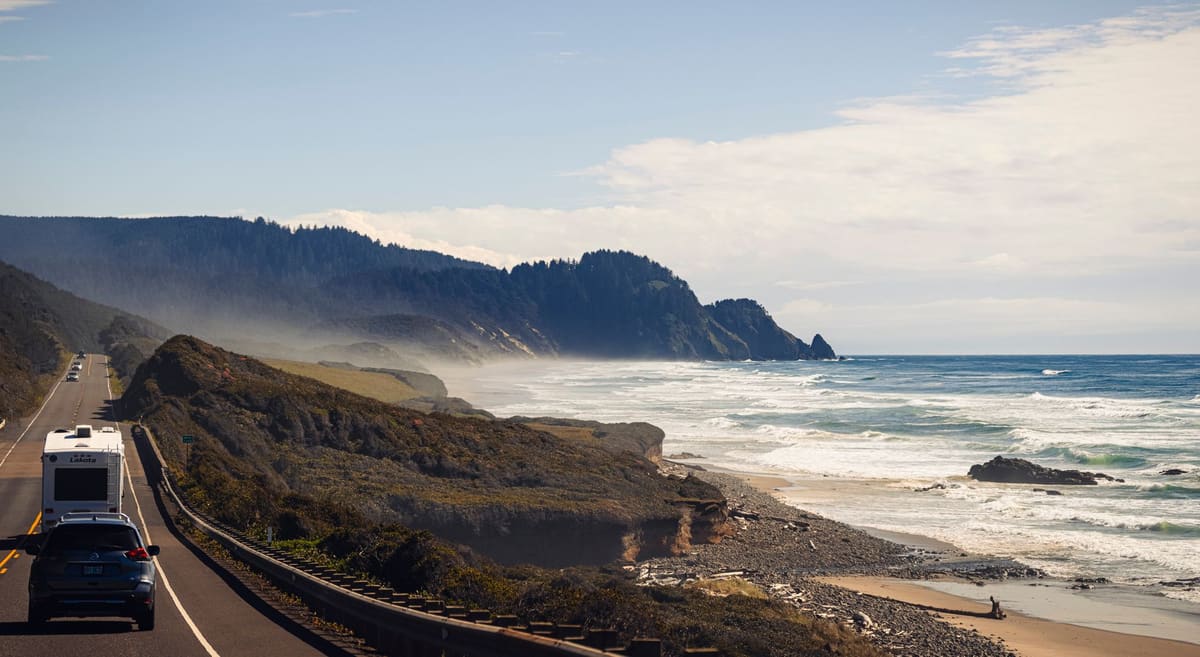 Route panoramique typique d'un road trip usa avec voiture roulant vers l'horizon